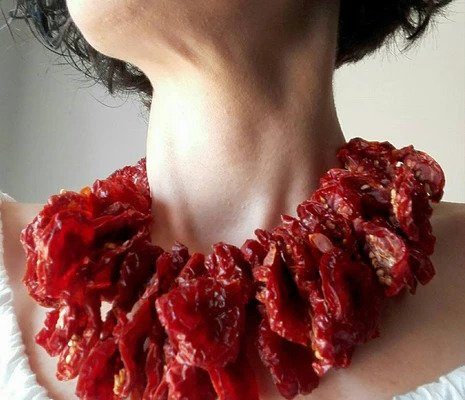 Pomodori secchi formano una collana