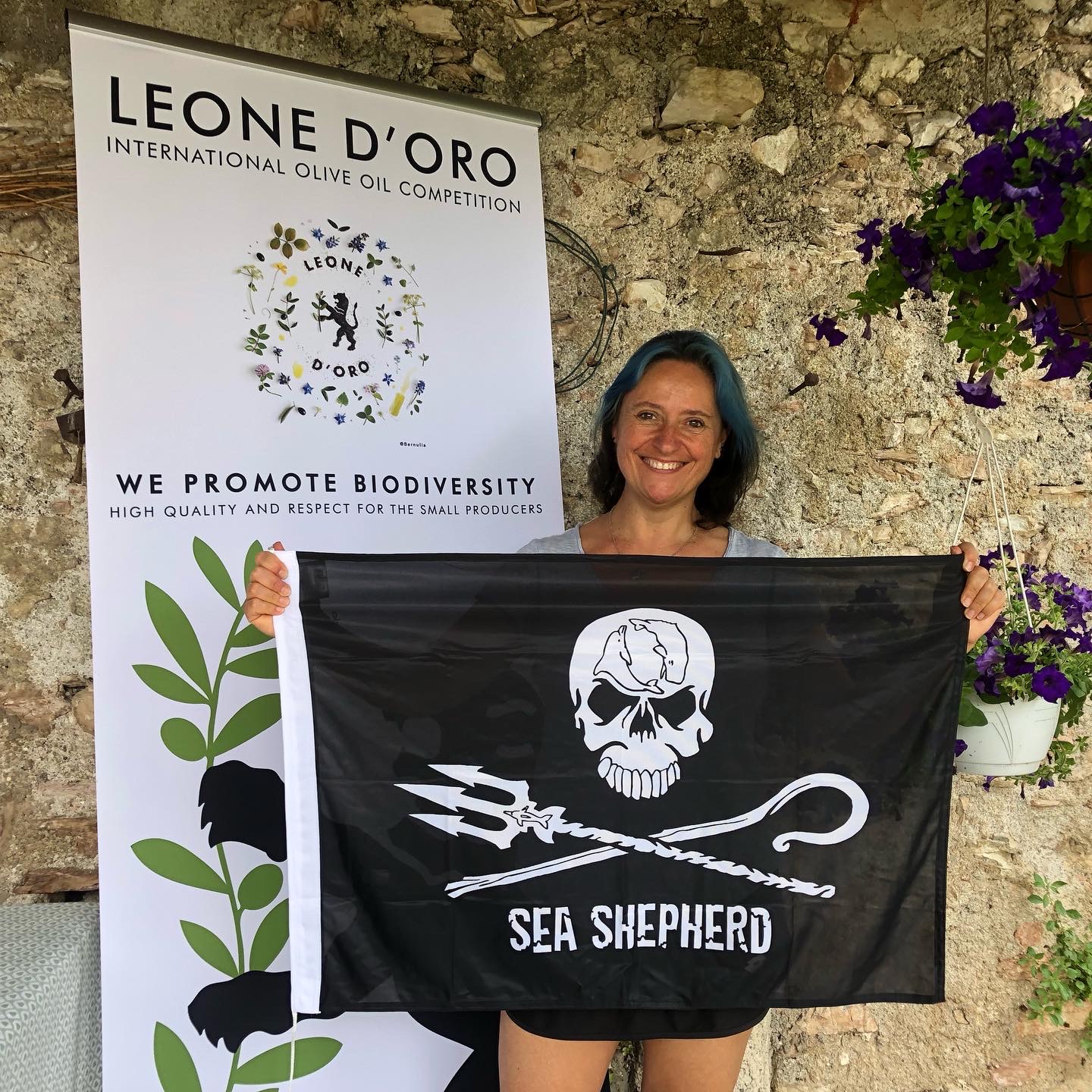 Maria Paola Gabusi, director of Leone d'Oro International, shows the sea shepherd flag
